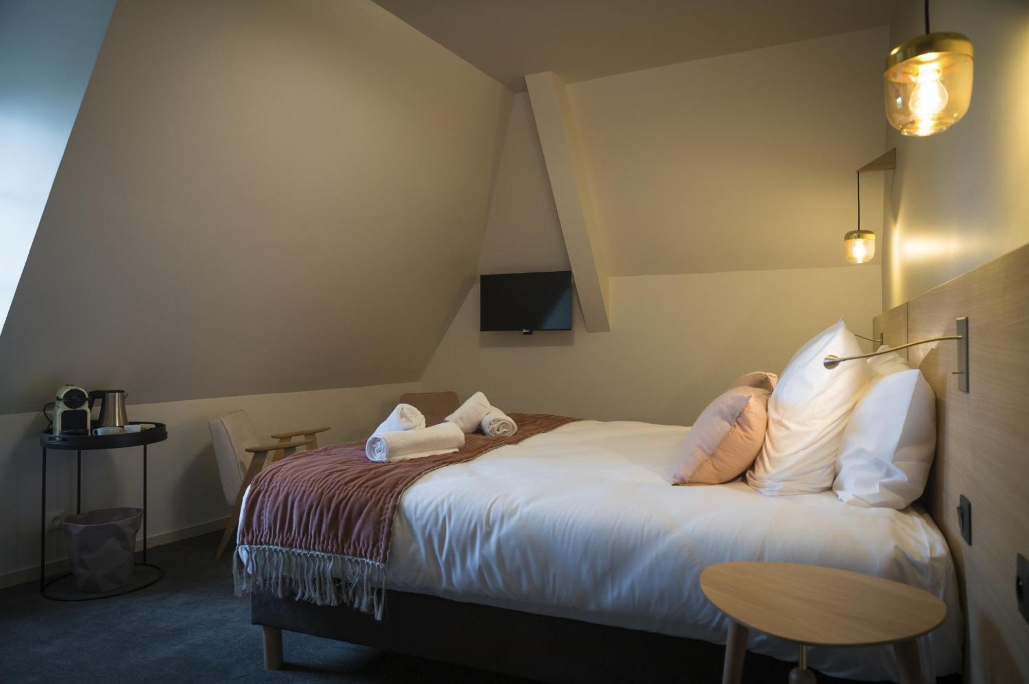 Domaine De L'Ecorcerie Hotell Fontaine-le-Comte Exteriör bild