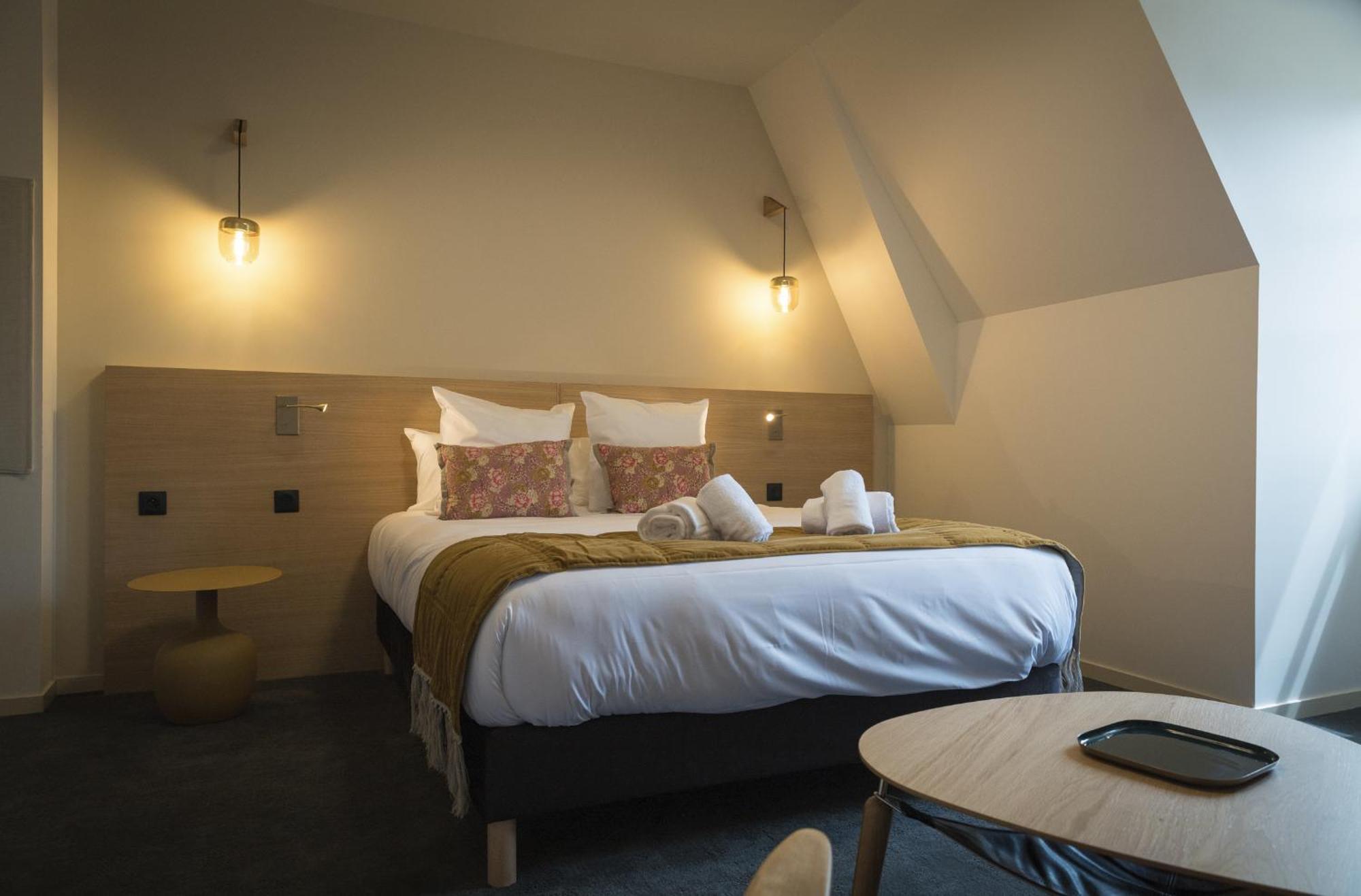 Domaine De L'Ecorcerie Hotell Fontaine-le-Comte Exteriör bild