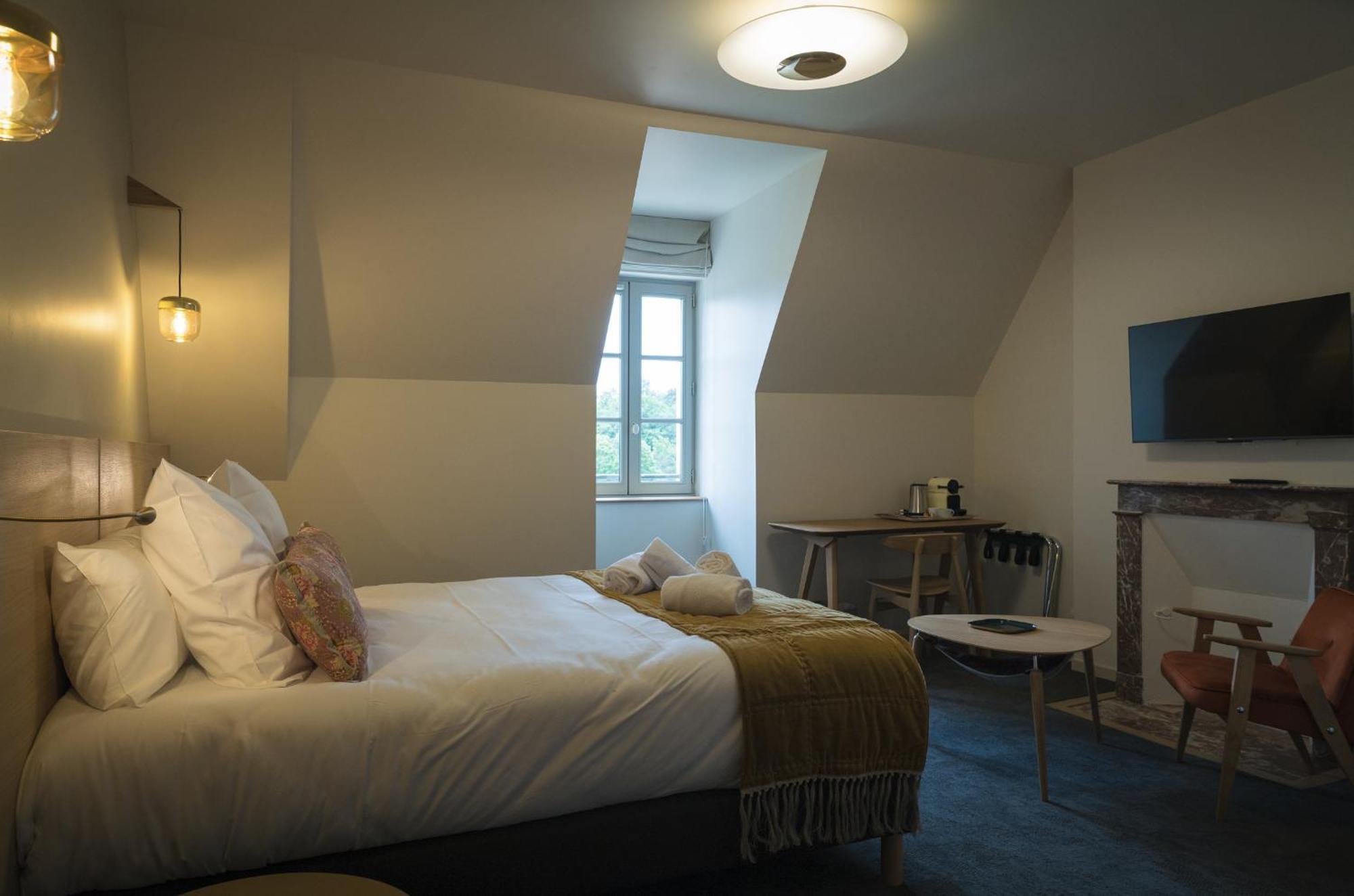 Domaine De L'Ecorcerie Hotell Fontaine-le-Comte Exteriör bild