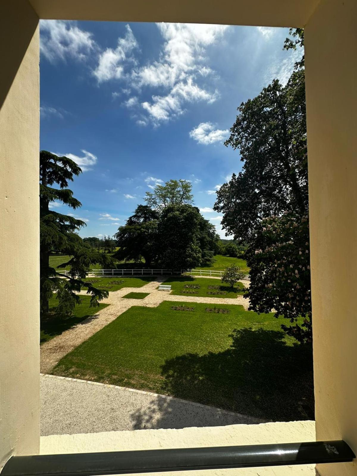 Domaine De L'Ecorcerie Hotell Fontaine-le-Comte Exteriör bild