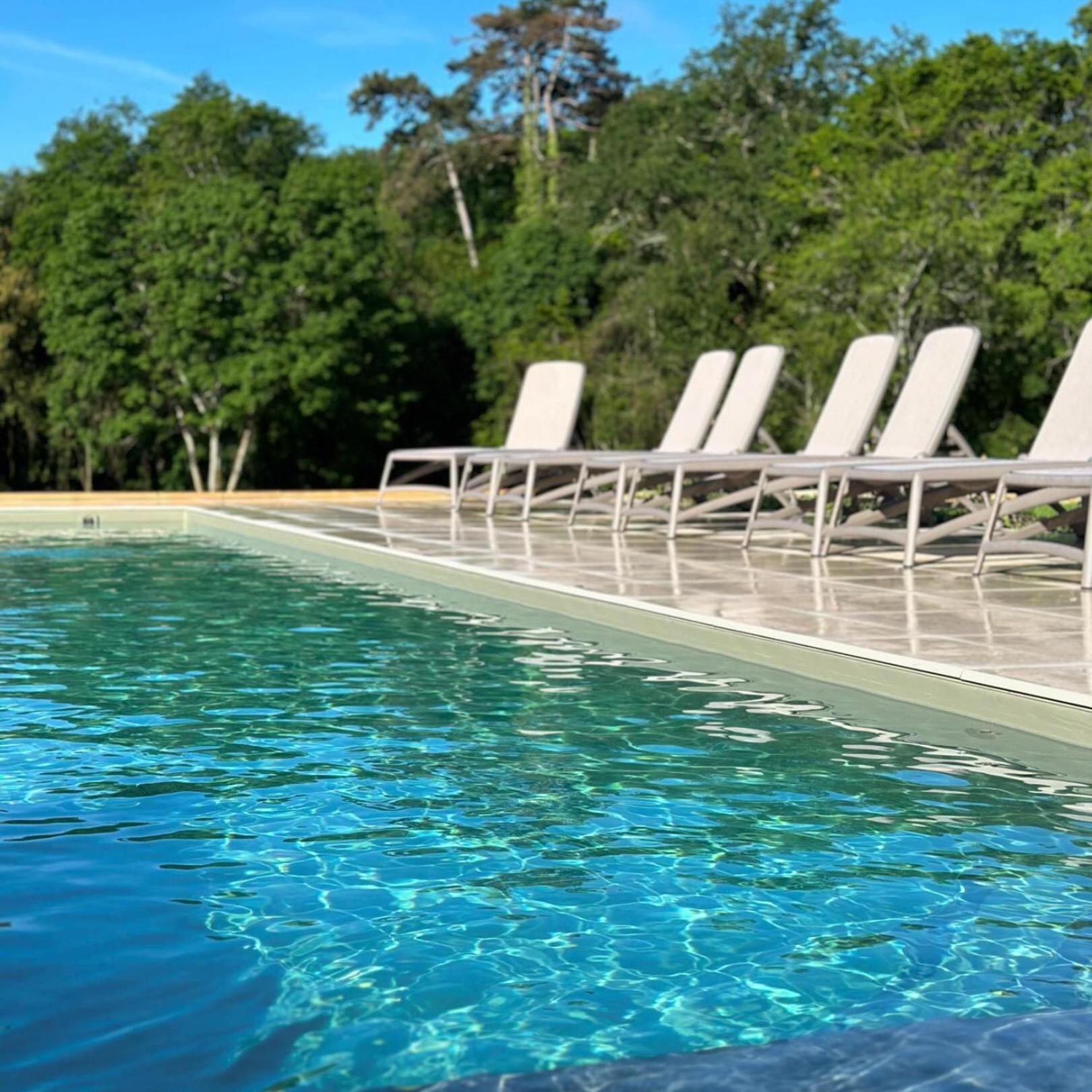 Domaine De L'Ecorcerie Hotell Fontaine-le-Comte Exteriör bild