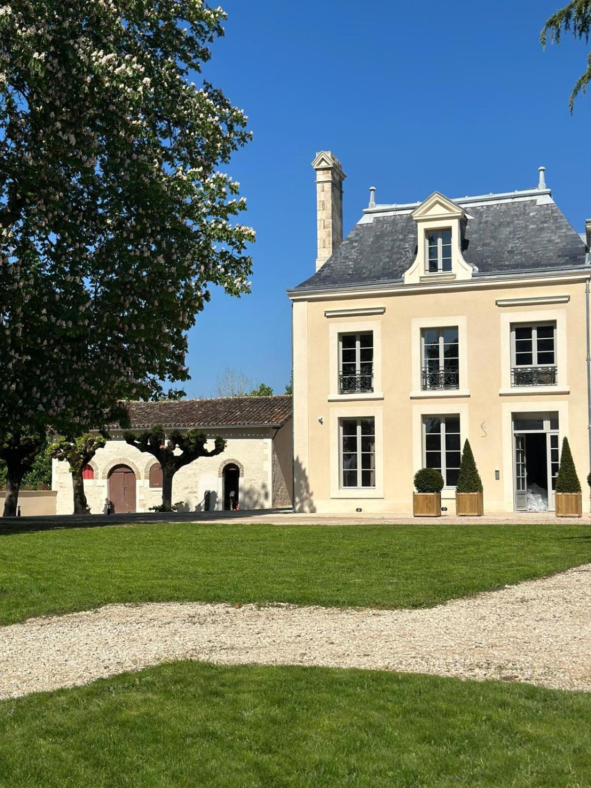 Domaine De L'Ecorcerie Hotell Fontaine-le-Comte Exteriör bild